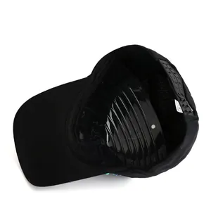 Détail intérieur d'une casquette noire avec fermeture réglable et support en plastique