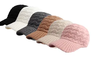 Detailansicht verschiedener Strickfarben der warmen Damen-Winter-Baseballmützen