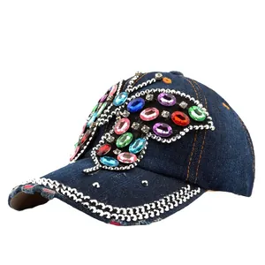 Casquette en denim avec papillon en strass colorés et bordure ornée de rivets