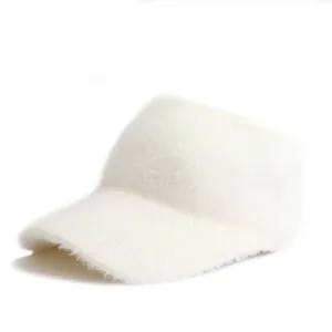 Dettaglio della consistenza in pelliccia di coniglio e bordo a maglia di un cappello bianco