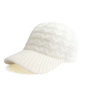 Detail der weißen Strick-Basecap mit Zopfmuster und fein geripptem Schirm für Damen
