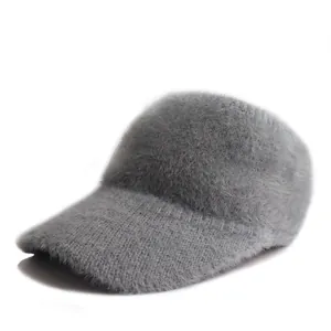 Dettaglio cappello grigio in maglia con morbida pelliccia e visiera curva classica