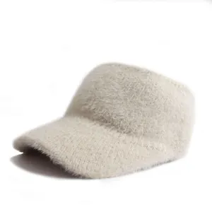 Dettaglio della visiera in maglia beige con texture in ecopelliccia spessa per l'inverno
