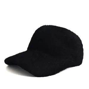 Dettaglio del berretto da baseball nero in maglia di pelliccia con morbida trama pelosa