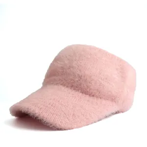 Dettaglio del berretto rosa in maglia con morbida trama pelosa e tessuto caldo