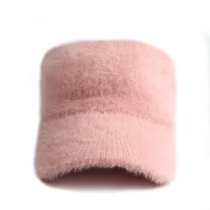 Berretto in maglia rosa in ecopelliccia di coniglio con tesa larga per inverno