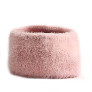 Berretto con visiera in peluche rosa da donna in morbida ecopelliccia per inverno