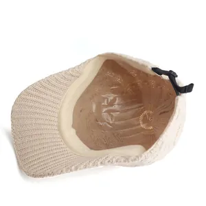 Detailansicht der beige gestrickten Baseballkappe mit Rippenstruktur und Verstellband