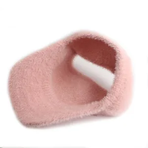 Dettaglio cappello in maglia rosa senza top con morbida consistenza in pelliccia di coniglio