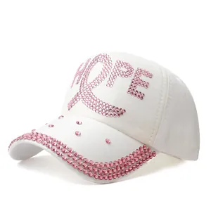 Detailansicht der weißen Baseballkappe mit rosa Strasssteinen, HOPE und Schleife