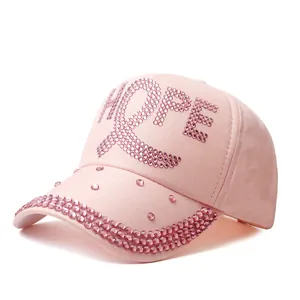 Detailansicht der pinkfarbenen Baseballkappe mit HOPE-Strassbuchstaben und Schleifenmuster