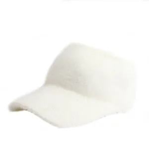 Cappello a visiera in maglia di finta pelliccia di coniglio bianca con texture morbida