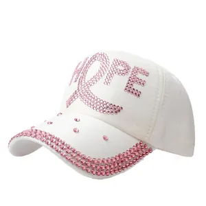 Weiße Baseballkappe mit pinken Strasssteinen und HOPE-Schriftzug auf der Front