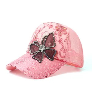 Detail van roze mesh baseballpet met vlinder van pailletten en kanten borduursel