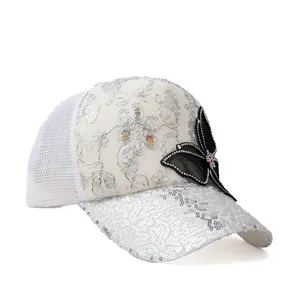 Dames trucker pet met wit kant borduurwerk, zilveren lovertjes en een 3D vlinder decoratie