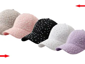 Détail de casquettes en dentelle florale avec strass déclinées en cinq coloris