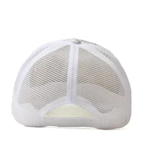Witte ademende mesh trucker pet met zilveren lovertjes en een verstelbare druksluiting