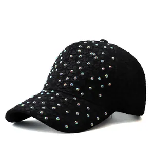 Détail d'une casquette de baseball noire avec strass colorés et texture florale