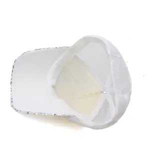 Detail van witte mesh baseballpet met zilveren lovertjes en een verstelbare sluiting