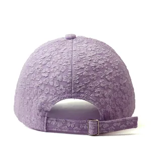 Vue arrière de la casquette violet clair avec broderie florale 3D et boucle réglable