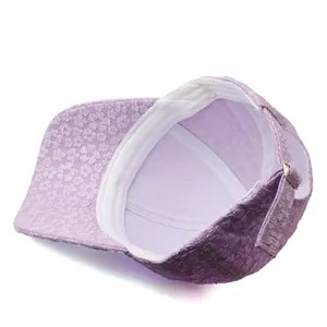 Vue détaillée de la casquette brodée de fleurs violettes avec boucle et bandeau intérieur