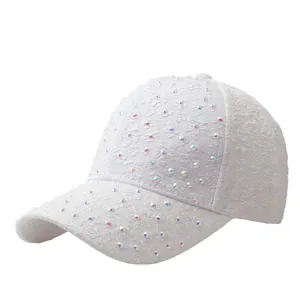 Casquette blanche pour femme avec dentelle florale et strass AB multicolores