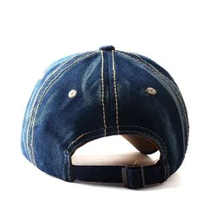 Detail der verstellbaren Metallschnalle und Kontrastnähte der Denim-Baseballkappe