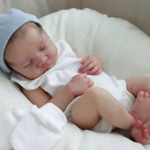 Bambola Reborn Realistica Neonato che Dorme Corpo Completo in Vinile Simulazione Lifelike Giocattolo con Cappello Blu Vestiti Bianchi Regalo