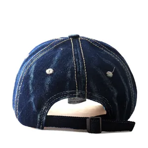 Rückansicht der dunkelblauen Denim Baseballkappe mit weißer Naht und Metallschnalle