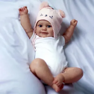 Bambola Reborn realistica Maddie da 50 cm con body bianco e berretto rosa