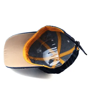 Innendetail der blauen Denim-Baseballkappe mit gelbem Schweißband und verstellbarer Schnalle
