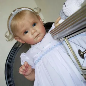 Realistische Reborn Baby Puppe Weiches Silikon Stoffkörper Kleinkind Mädchen Spielzeug Mit Blondem Haar Blauen Augen Weißem Besticktem Kleid