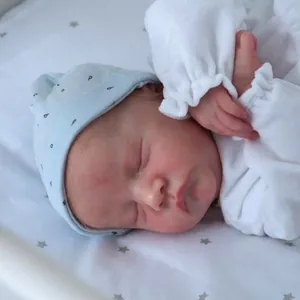 Bambola realistica Levi reborn da 19 pollici con cappello blu e tutina bianca