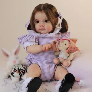 Poupée Reborn Maggi avec couettes brunes et tenue vichy violette et peluches