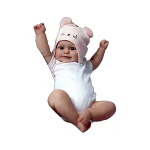 Bambola realistica da 50cm con berretto rosa a orecchie di gatto e body in cotone bianco