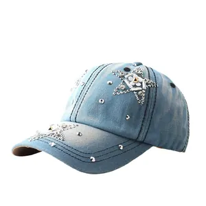 Damen Baseballkappe aus hellblauem Denim mit Strass-Sternen und 3D-Blütenakzenten