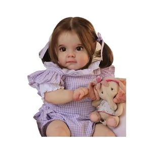 Poupée réaliste Maggi Reborn en tenue vichy violette avec un petit éléphant en peluche