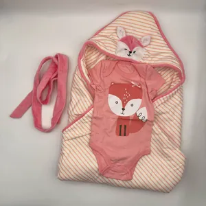Vêtements de poupée rose avec motif renard et couverture à capuche pour poupées 20-22 pouces
