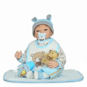Muñeco bebé reborn realista con conjunto de oso azul, peluche y biberón incluido