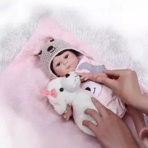 Poupée bébé réaliste en silicone 48cm avec bonnet ours et peluche pour enfant