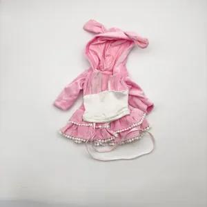 Detailansicht der pinken Puppenkleidung mit Hasenohren und weißem Spitzenbesatz