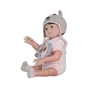 Poupée réaliste en silicone de 48 cm avec tenue rayée rose et bonnet d'ours brun