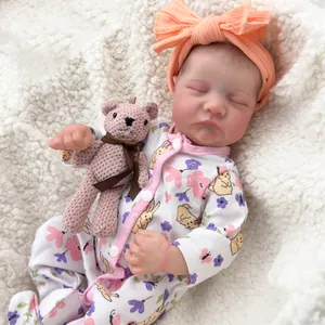 Realistische 49cm schlafende Reborn-Babypuppe Levi mit Strickbär auf Plüschmatte
