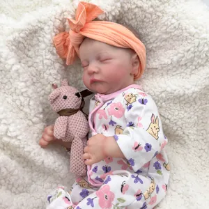 Realistische 49cm Levi Reborn-Puppe schläft in Blumenoutfit auf Plüschteppich