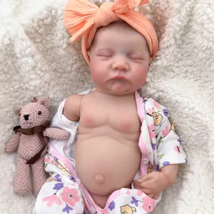 Realistische 49cm Levi Reborn Puppe schlafend im geblümten Strampler auf Pelz