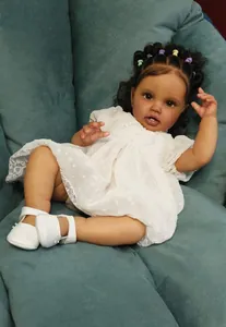 Détail d'une poupée reborn africaine de 60cm avec robe en dentelle et chaussures à perles