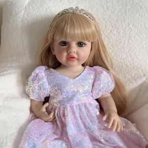 Poupée Reborn Betty 55cm réaliste avec cheveux blonds et robe à paillettes sur peluche