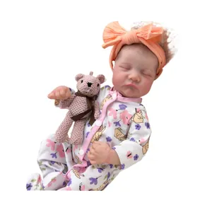 49cm lebensechte Reborn Baby Puppe Levi mit Blumen-Strampler und Häkel-Bär-Spielzeug