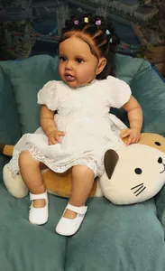 Poupée Reborn réaliste de 60cm à la peau foncée avec cheveux bouclés et robe en dentelle