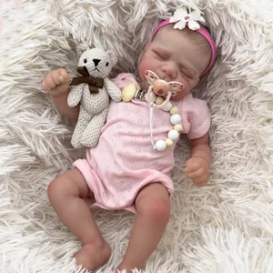Bambola Reborn Realistica Testa e Arti in Silicone Morbido Corpo in Tessuto Neonato Che Dorme Con Vestiti Rosa Accessori Regalo